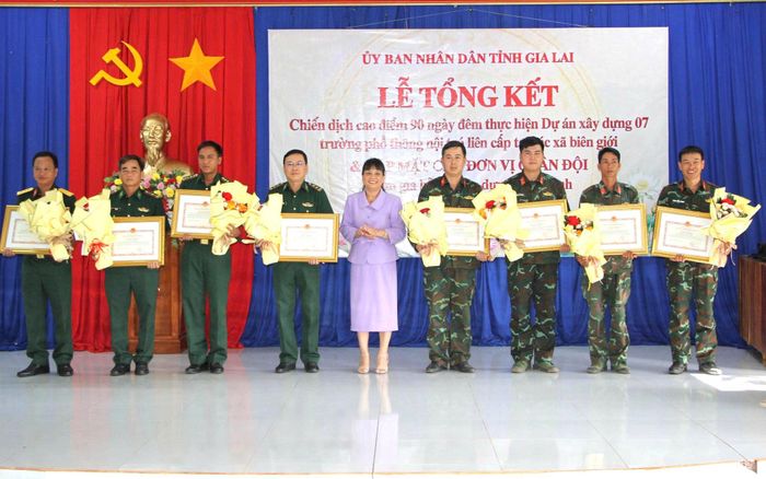 Đại diện lãnh đạo tỉnh Gia Lai biểu dương, tôn vinh và khen thưởng các tập thể và cá nhân có thành tích tiêu biểu trong quá trình triển khai Chiến dịch.