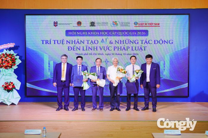 Lãnh đạo nhà trường tặng hoa tri ân các diễn giả.