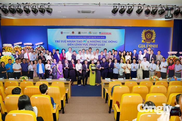 Các đại biểu chụp hình lưu niệm.