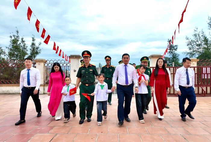Lãnh đạo địa phương cùng cán bộ, quân dân trên đảo Trần (Cô Tô, Quảng Ninh) đưa trẻ đến trường trong ngày khai giảng.