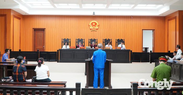 Quang cảnh phiên tòa xét xử bị cáo Dương Văn Toàn về tội “Lừa đảo chiếm đoạt tài sản.