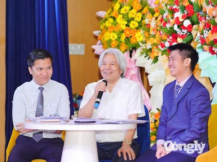 GS.TS. Võ Khánh Vinh (ngồi giữa) tham gia Hội nghị.