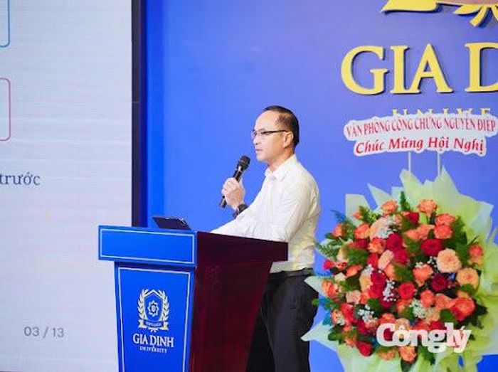 ThS. Thẩm phán Lê Thiết Hùng – Chánh án Tòa án nhân dân khu vực 5, tỉnh Quảng Trị – trình bày tham luận về việc sử dụng trợ lý ảo cho thẩm phán.