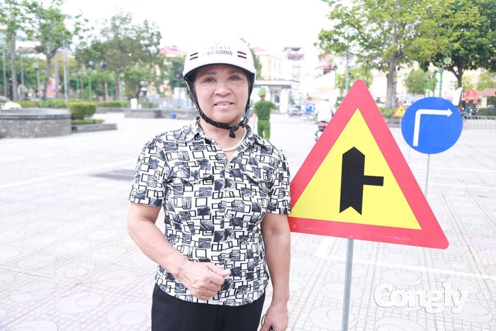 Cô Nguyễn Thị Sâm (xã Hoài Đức) chia sẻ tại buổi tập huấn.