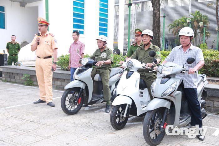 Thực hành kỹ năng điều khiển xe mô tô.