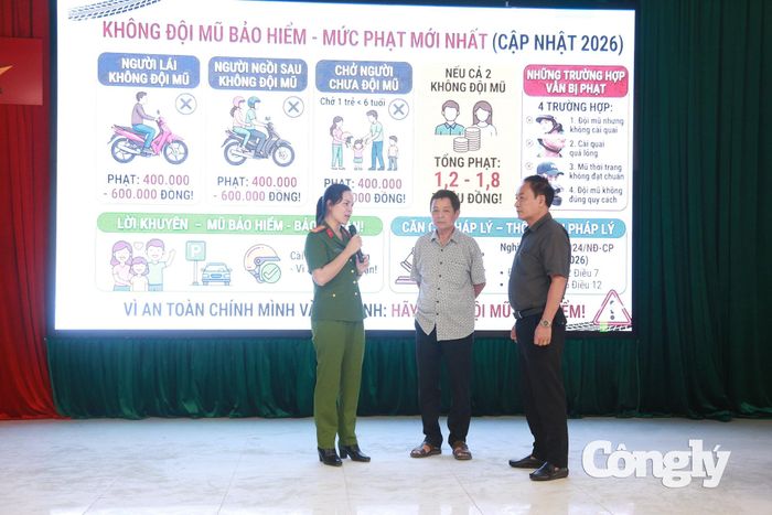 Không khí hội trường sôi nổi với phần giao lưu, giải đáp tình huống pháp luật có thưởng mũ bảo hiểm.