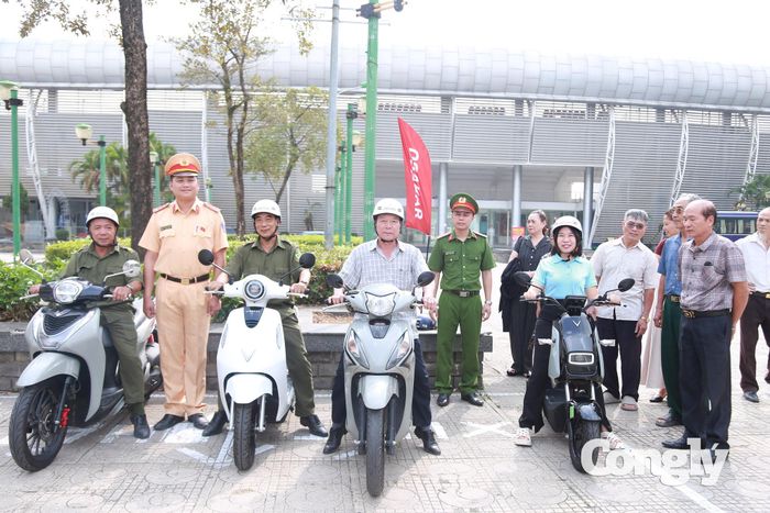 Thực hành kỹ năng điều khiển xe mô tô.