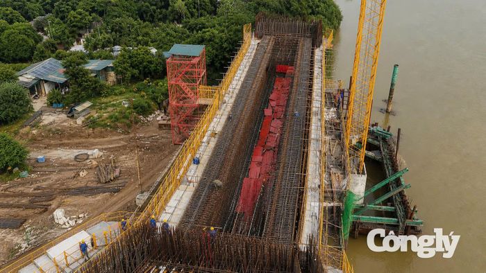 Tiến độ thi công khẩn trương tại công trường dự án cầu Tứ Liên (Hà Nội).