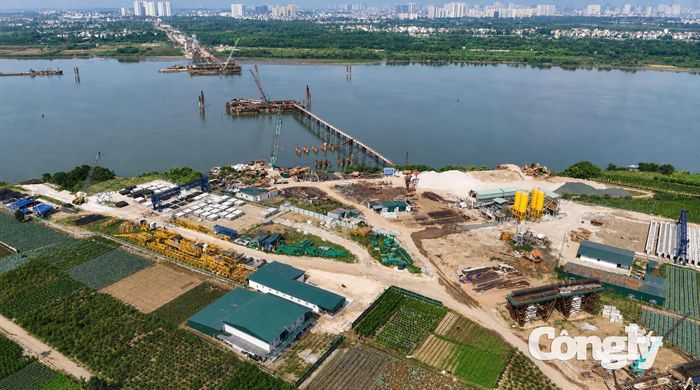 Toàn cảnh đại công trường thi công cầu Ngọc Hồi nhìn từ trên cao, một trong những dự án trọng điểm đang được Hà Nội quyết liệt thúc đẩy tiến độ.