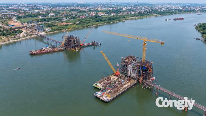 Cận cảnh tiến độ thi công khẩn trương tại dự án cầu Mễ Sở vượt sông Hồng, Hà Nội.
