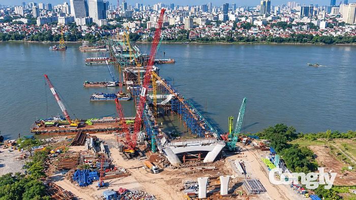 Hoạt động thi công khẩn trương tại dự án cầu Trần Hưng Đạo.