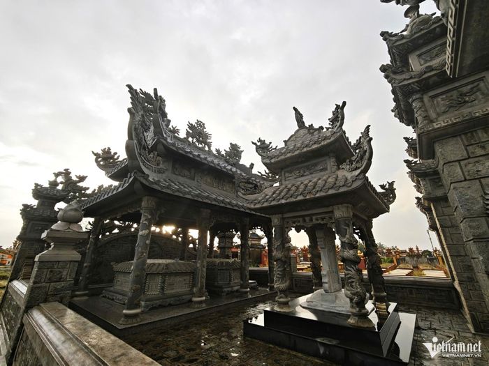 Lăng mộ được trang trí bằng các họa tiết điêu khắc phức tạp.