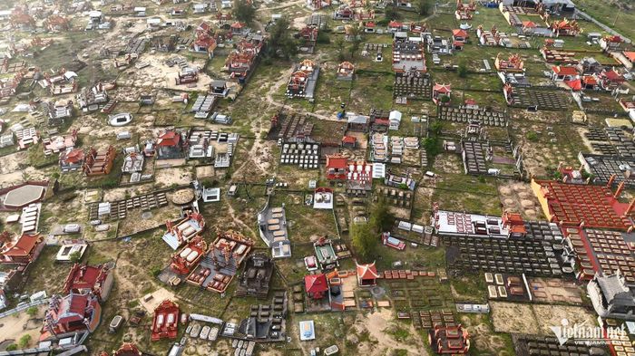Phường Thuận An có nhiều nghĩa trang với những khu lăng mộ được xây dựng khang trang, bề thế.