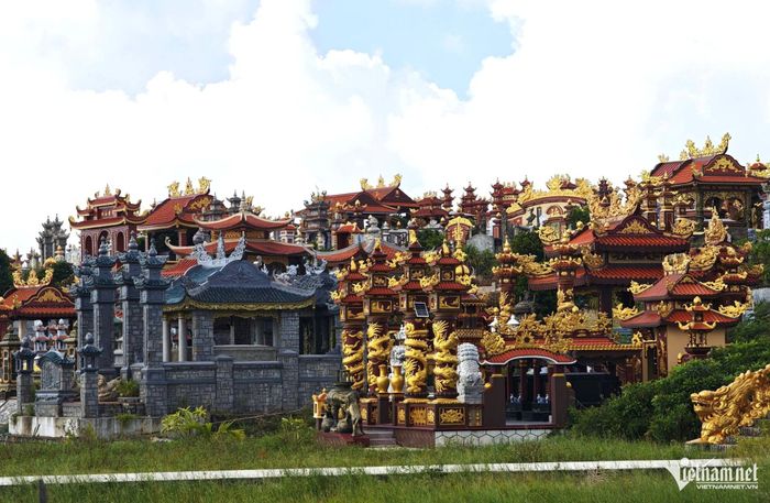Các lăng mộ nằm san sát tại nghĩa trang làng Cự Lại.