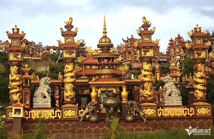 Lăng mộ được thiết kế cầu kỳ với mái ngói nhiều tầng, các cột trụ lớn có hình rồng.