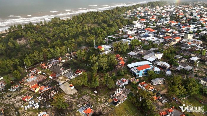 Các lăng mộ trở nên nổi bật trong không gian ven biển.
