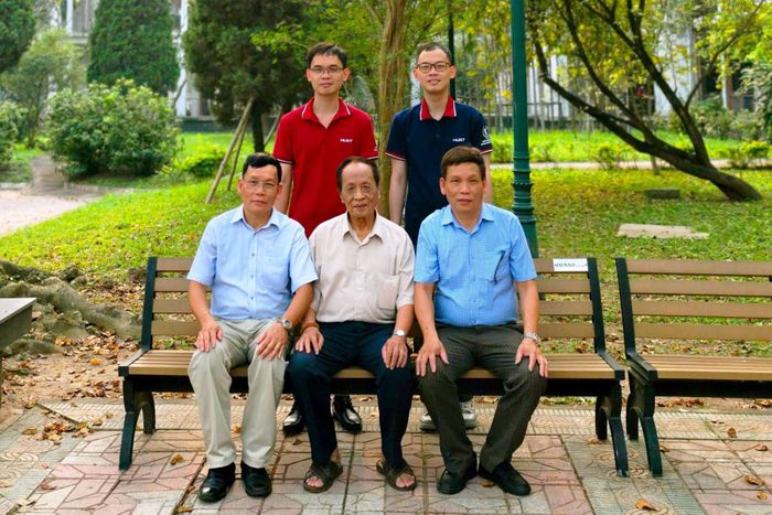 Hai anh Việt, Thắng chụp cùng ông ngoại, bố và bác - cũng là anh em sinh đôi. Ảnh: NVCC