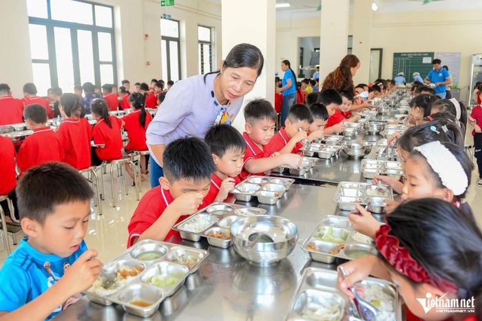 Bà Nga cho biết trong giai đoạn đầu vận hành, việc ổn định nền nếp ăn, ở cho học sinh là nhiệm vụ quan trọng