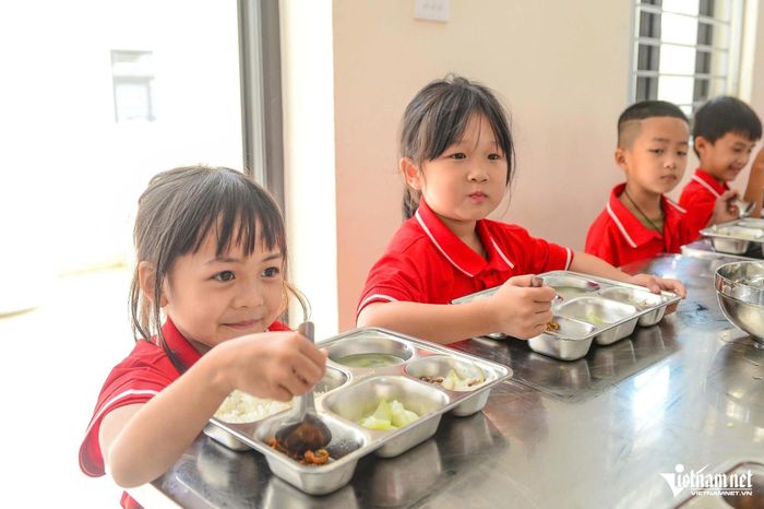 Các em học sinh xã Yên Khương lần đầu tiên được ăn bán trú tại trường