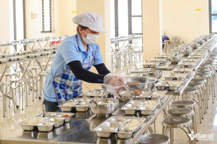 Do phòng ăn không đủ chỗ cho toàn bộ học sinh, bữa trưa phải chia thành hai ca