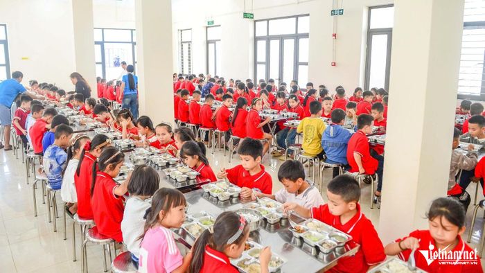 Bữa ăn của các em học sinh Trường Phổ thông nội trú TH&THCS Yên Khương