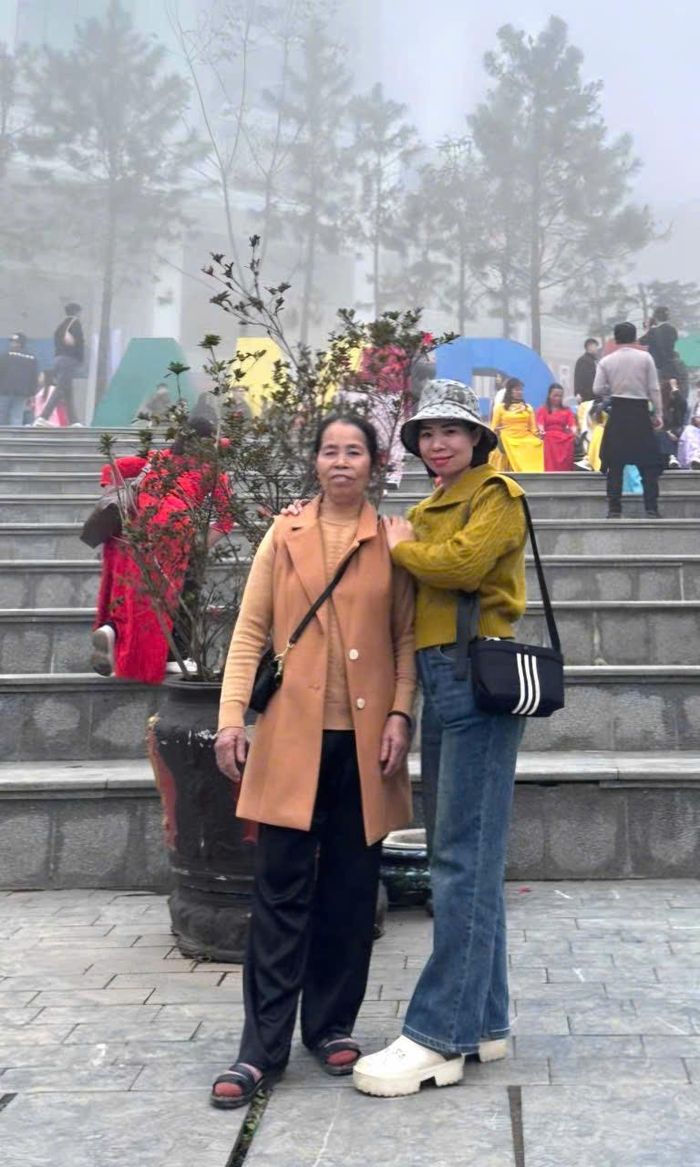 Bà Phượng (bên trái) luôn mang trong lòng nỗi dằn vặt sau khi con gái bỏ nhà đi rồi mất liên lạc 