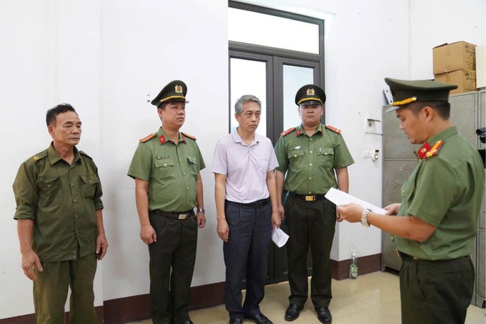 Cơ quan An ninh điều tra tống đạt quyết định khởi tố bị can và lệnh bắt bị can để tạm giam đối với Ngô Anh Tuấn - Chủ tịch HĐQT Công ty AMADO. Ảnh: CACC