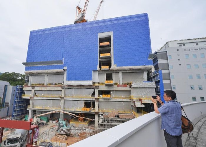 Công trình trường y mới đã hoàn thành phần xây dựng đến đỉnh mái, dự kiến lắp đặt khu vực hạ cánh cho thiết bị bay không người lái trên mái. Ảnh: Elson Li/SCMP