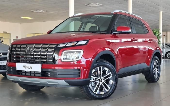 Hyundai Venue cũng sử dụng động cơ xăng 1.0L tăng áp với 3 xy-lanh giống đối thủ Toyota Raize. Ảnh: HTV