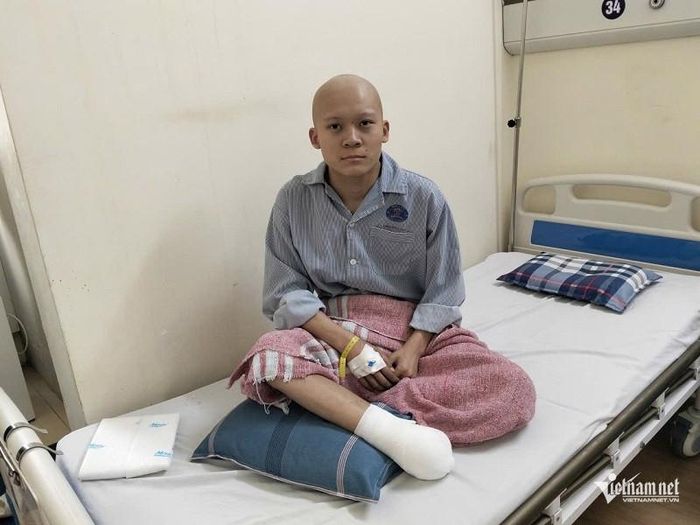 Để ngăn chặn tế bào ung thư phát triển, các bác sĩ phải cắt bỏ một phần chân phải của Mạnh