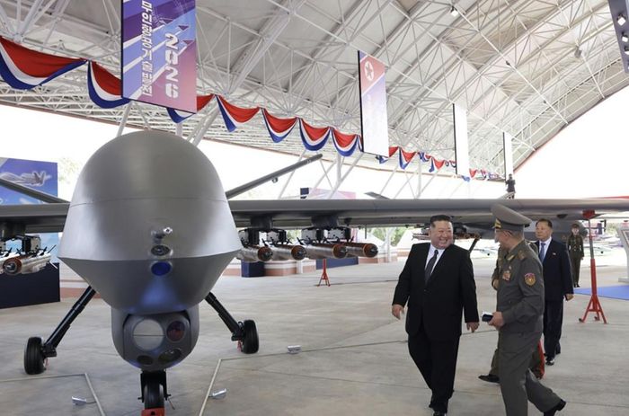 Ông Kim Jong Un bên cạnh một UAV tấn công của Triều Tiên. Ảnh: NK News