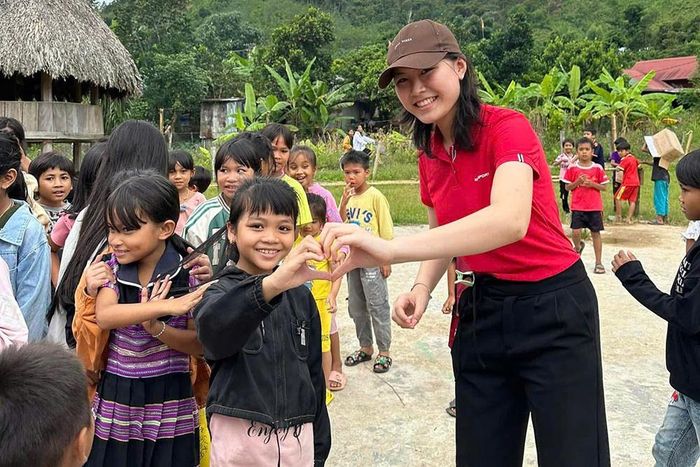 Khánh Linh trong các hoạt động thiện nguyện.