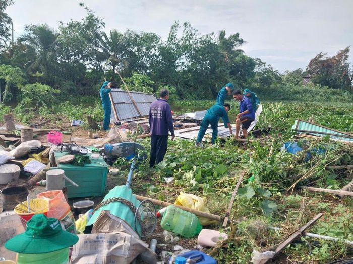 Giông lốc làm sập, tốc mái 87 căn nhà. Ảnh: KL