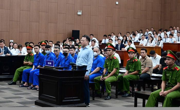 Shark Bình trả lời thẩm vấn tại tòa. Ảnh: CTV