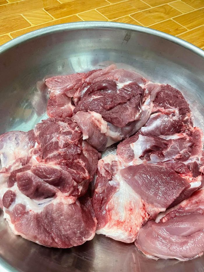 Thịt lợn làm nem phải chọn từ con lợn mới mổ, thịt còn giật và có độ ấm nóng