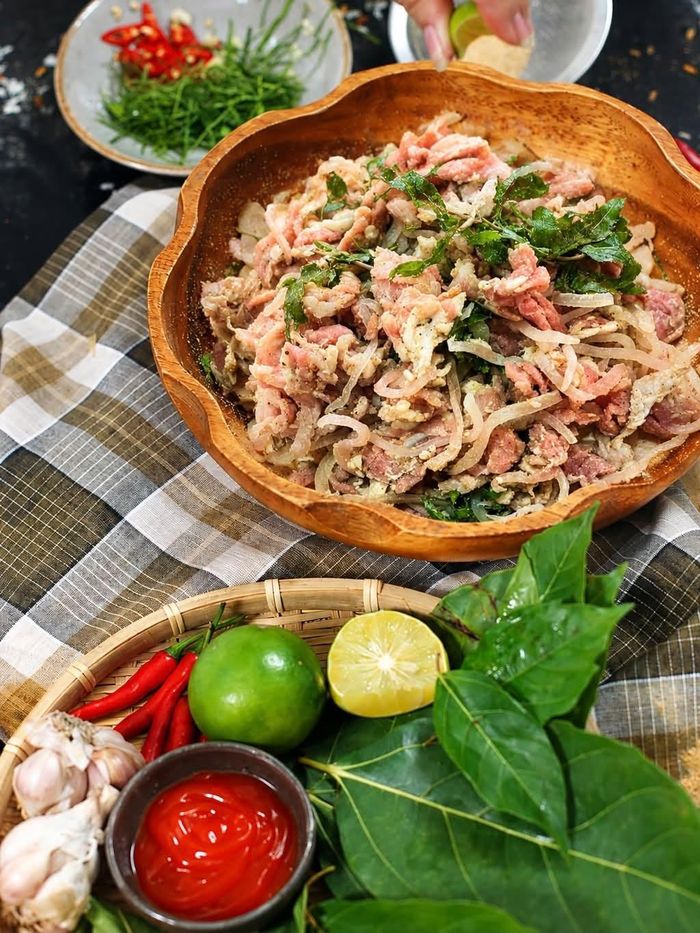 Không chỉ xuất hiện trên những mâm cỗ dịp lễ Tết, giỗ chạp hay cưới hỏi của người bản địa, nem nướng Thọ Xuân còn trở thành đặc sản hút khách thập phương tìm mua