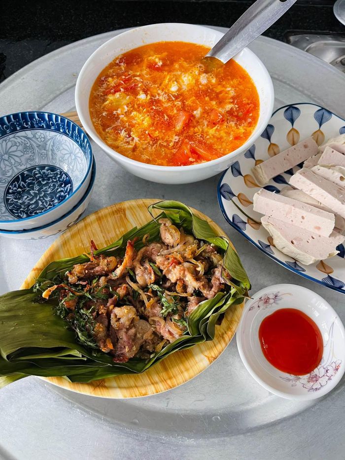 Vì nem gói xong phải chờ vài ngày mới chín nên thực khách gọi vui là món "muốn ăn phải kiên nhẫn chờ"