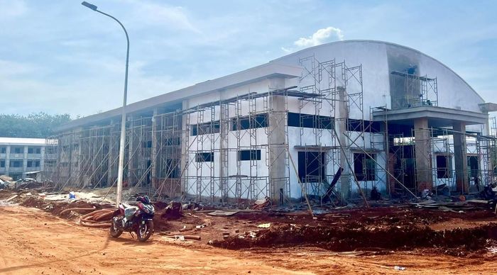 Các hạng mục quan trọng như nhà ăn, bếp ăn và khu nhà nghỉ dành cho học sinh chưa hoàn thành. Ảnh: N.T