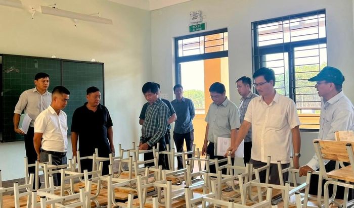 Đoàn công tác Sở Giáo dục và Đào tạo kiểm tra, nghiệm thu các hạng mục xây dựng và lắp đặt thiết bị tại trường nội trú vùng biên. Ảnh: N.T