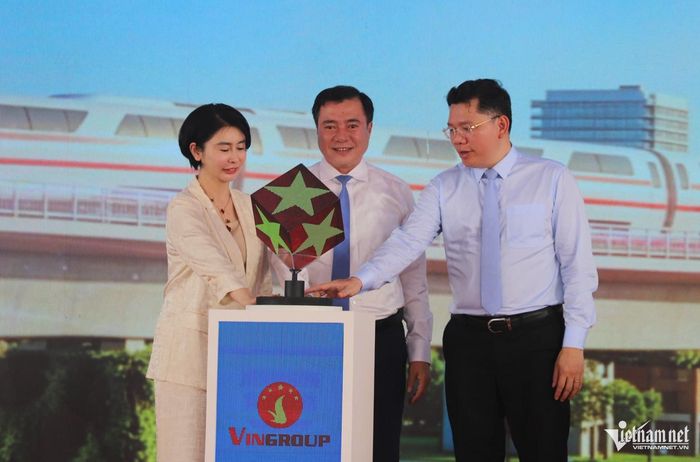 Phó Bí thư Thường trực Thành ủy TP.HCM Nguyễn Sinh Nhật Tân (giữa) cùng các đại biểu thực hiện nghi thức bấm nút mở rộng thi công dự án đường sắt Bến Thành - Cần Giờ. Ảnh: Tuấn Kiệt