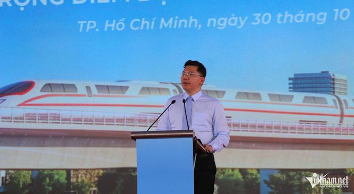 Phó Chủ tịch UBND TPHCM Hoàng Nguyên Dinh phát biểu tại buổi lễ. Ảnh: Tuấn Kiệt