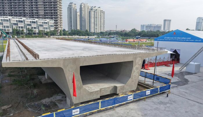 Phiến dầm bê tông đầu tiên được đúc thử thành công tại bãi đúc số 1. Ảnh: Tuấn Kiệt