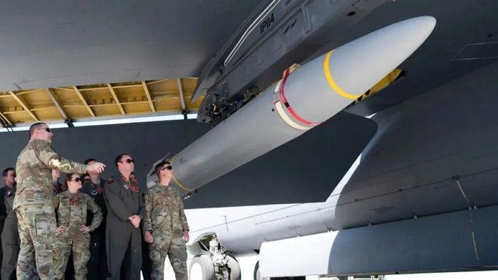 Một quả tên lửa AGM-183A ARRW thật được nhìn thấy dưới cánh của máy bay ném bom B-52 tại Căn cứ Không quân Andersen ở Guam trước một đợt thử nghiệm vào năm 2024. Ảnh: USAF