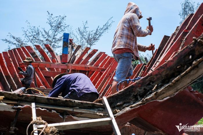 Những thân tàu gỗ cũ được tháo dỡ để tận dụng nguồn nguyên liệu còn giá trị sử dụng.