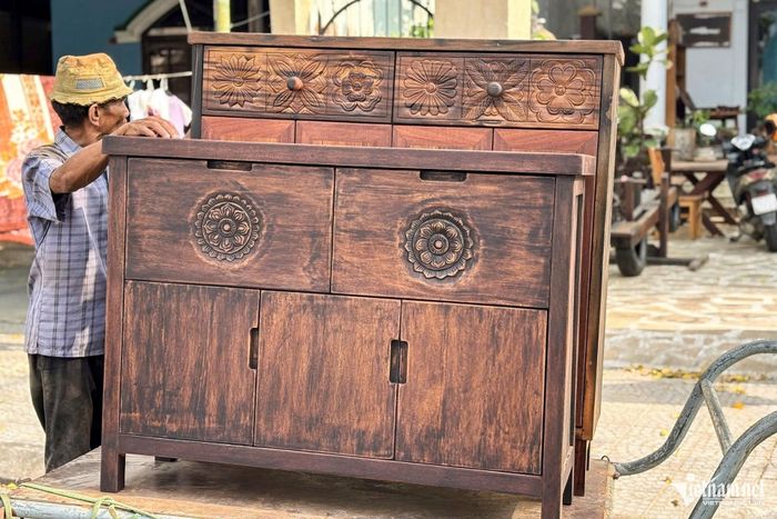 Những sản phẩm nội thất từ gỗ tàu cũ được chế tác với nhiều kiểu dáng, giữ lại màu sắc, đường vân và những dấu tích đặc trưng của vật liệu đã qua sử dụng.