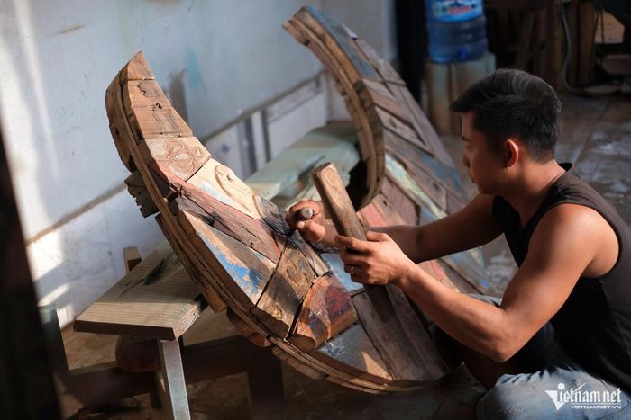 Gỗ tàu cũ được xử lý, gia công và chế tác thành các chi tiết nội thất qua bàn tay người thợ.