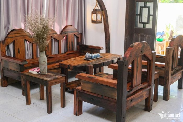 Bộ bàn ghế được chế tác từ gỗ tàu thuyền cũ, có giá bán hơn 20 triệu đồng.