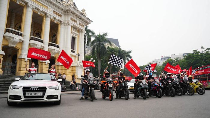 Đoàn diễu hành xe phân khối lớn phủ sắc đỏ Motul khắp các tuyến phố ở Hà Nội và TP.HCM