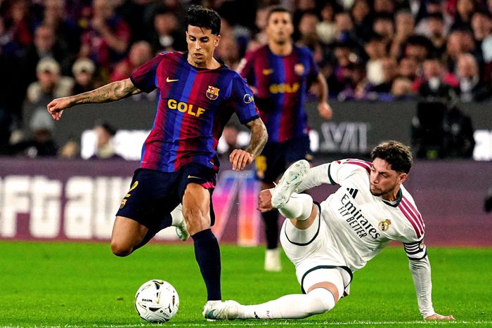 Valverde được kéo xuống đá hậu vệ phải là bước ngoặt. Ảnh: MD