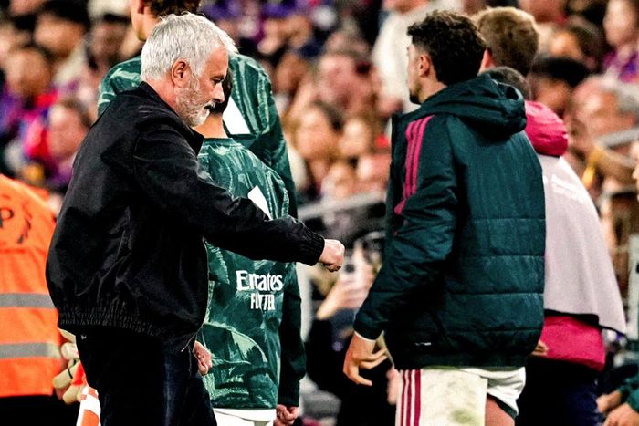 Phản ứng của Mourinho khi Real Madrid thắng Siêu kinh điển. Ảnh: MD